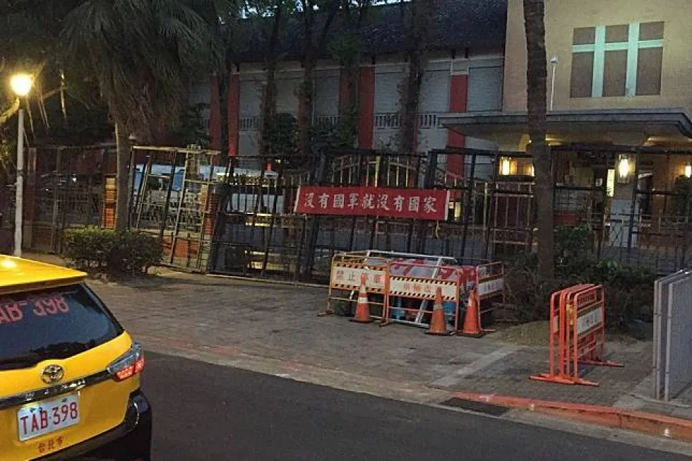 為符北市府新規　八百壯士帳篷今搭好又拆