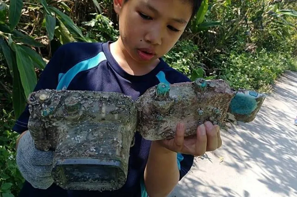 【大海飄來的相機】蘇澳岳明國小師生驚奇發現　急著幫它找主人