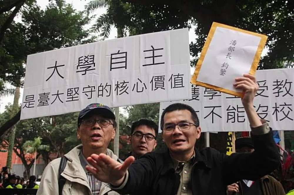 不滿「卡管」爭議未解　台大師生按鈴告教長瀆職