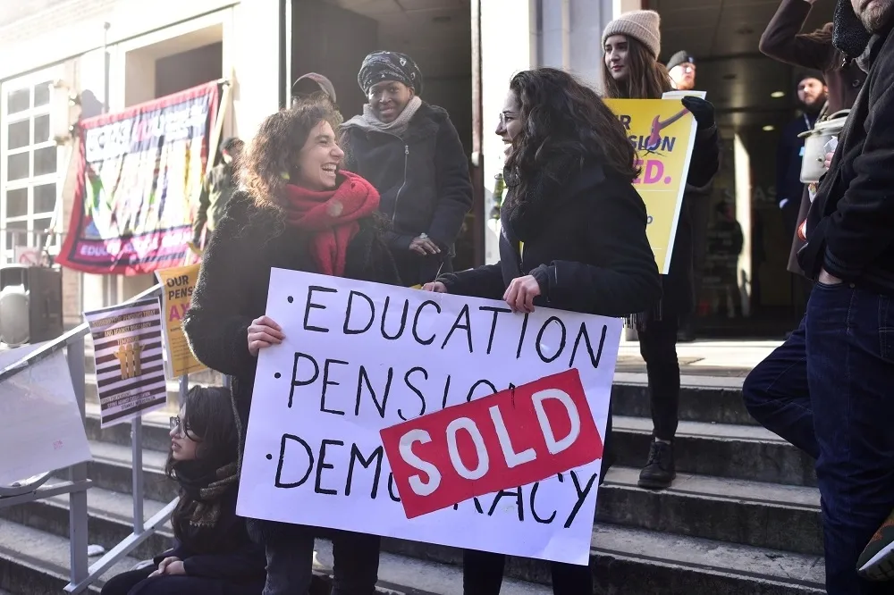 抗議退休金將被減半　英國逾60所大學教職員大罷工