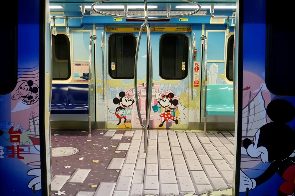 【集點教學片】米奇彩繪捷運車廂不只可愛　隱藏集點等你來收集