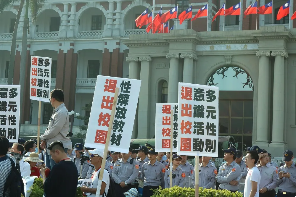 社評：學校不教的  要讓補習班教嗎