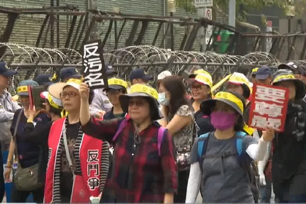 社評：一場愚蠢的反年改抗爭