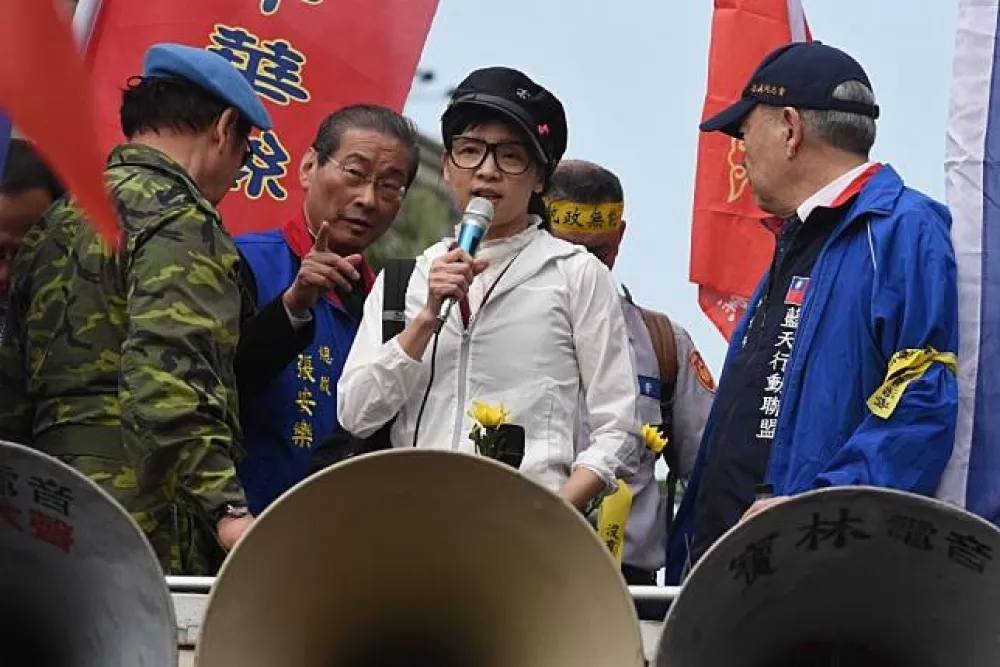 【以追思為名】反年改抗議五星旗助陣　璩美鳳與張安樂同現身
