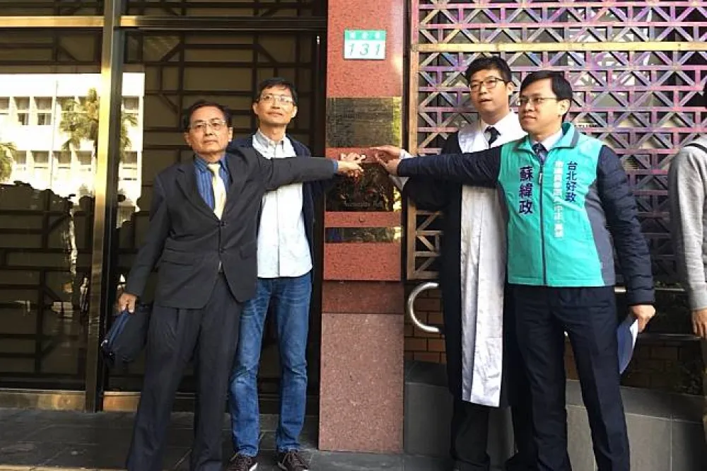 台大校友告管中閔偽造文書　台哥大蔡明興、副校長郭大維一併告進去