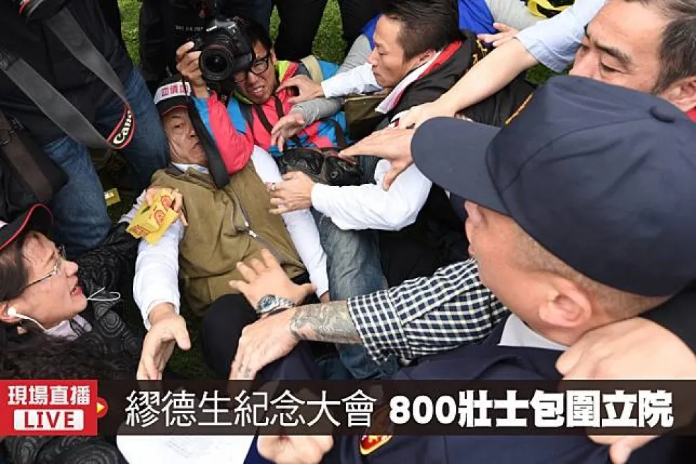 【包圍立法院直播】反年改鷹派阿桑嗆警察：不給推我們幹嘛來？
