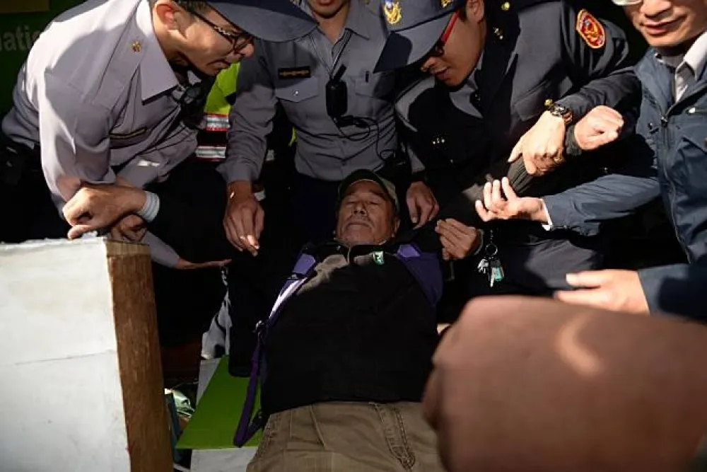 【直播】柯P下令拆除公投盟帳篷　蔡丁貴肉身阻擋遭抬離