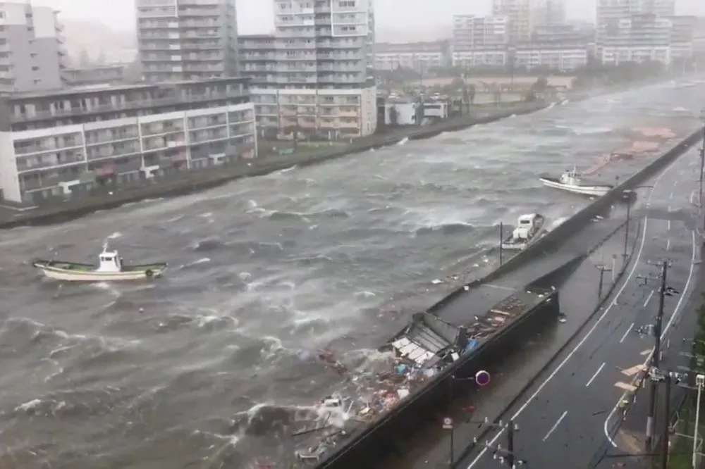 【25年來最強】颱風燕子肆虐日本　大水淹關西機場、油輪撞橋