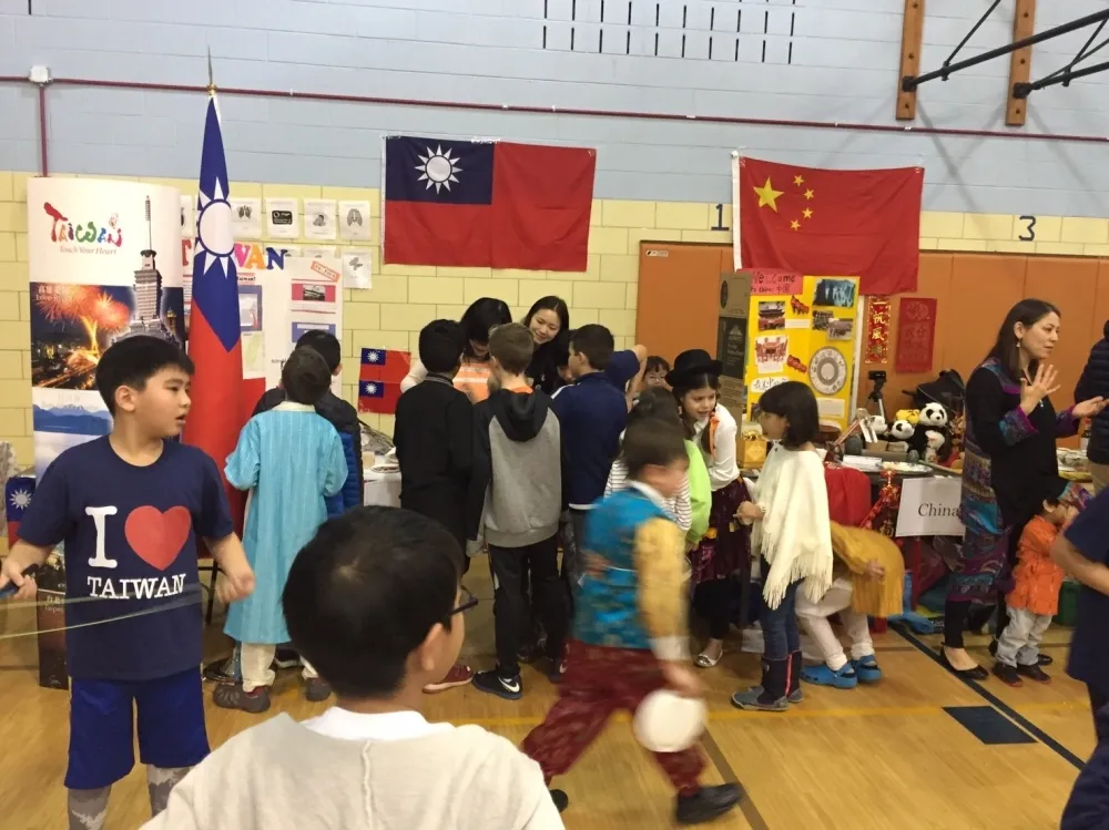華府傳真：我們把國旗再弄高一點...…
