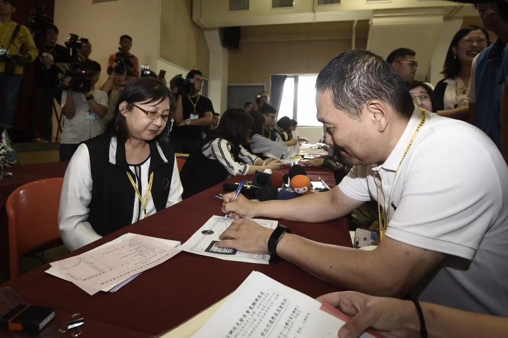 侯友宜搶頭香登記新北市長初選　與周錫瑋隔空交火