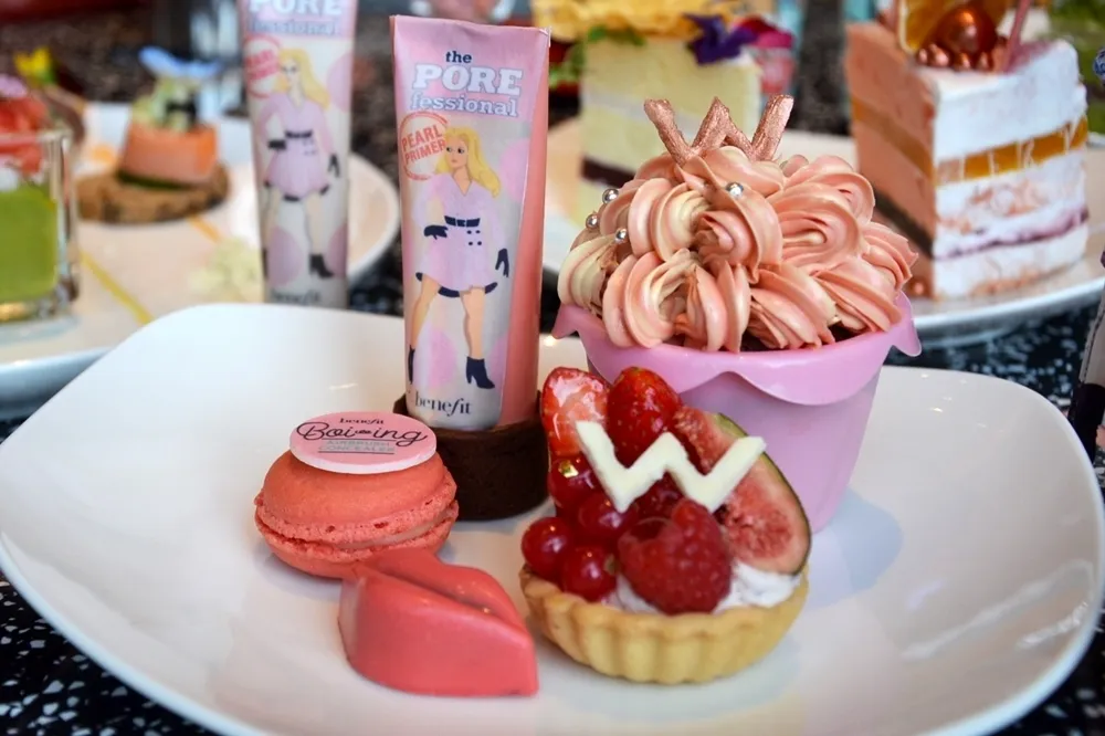 【有片】W飯店WOOBAR X 美妝品牌BENEFIT推「W玩妝特務」下午茶吃到飽