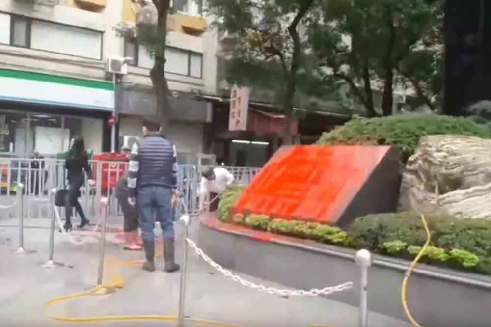 【紅漆風暴】日本台灣交流協會也遭殃　男子留在原地給抓