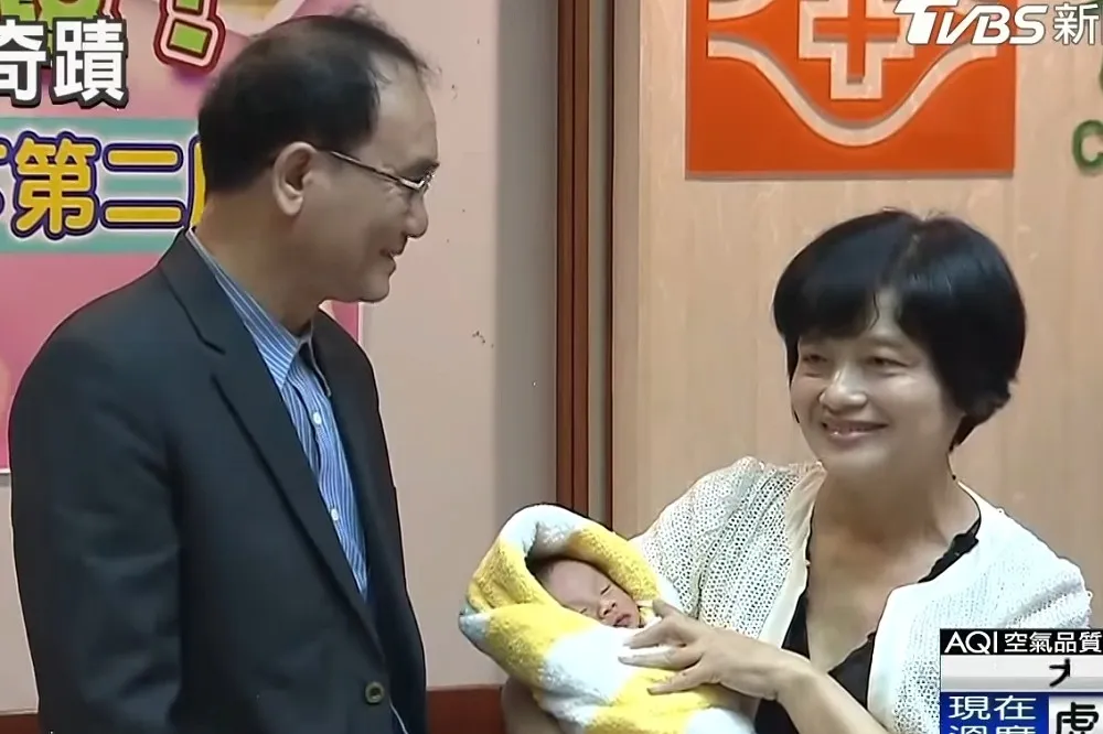 【全台首例】62歲婦自然產　男嬰跟36歲姐姐同天生日