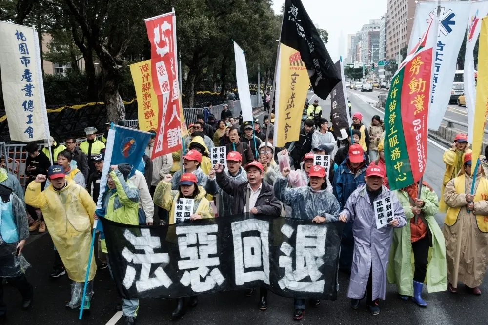 【內幕】勞基法公投4版本大整合　衝30萬連署拚翻盤