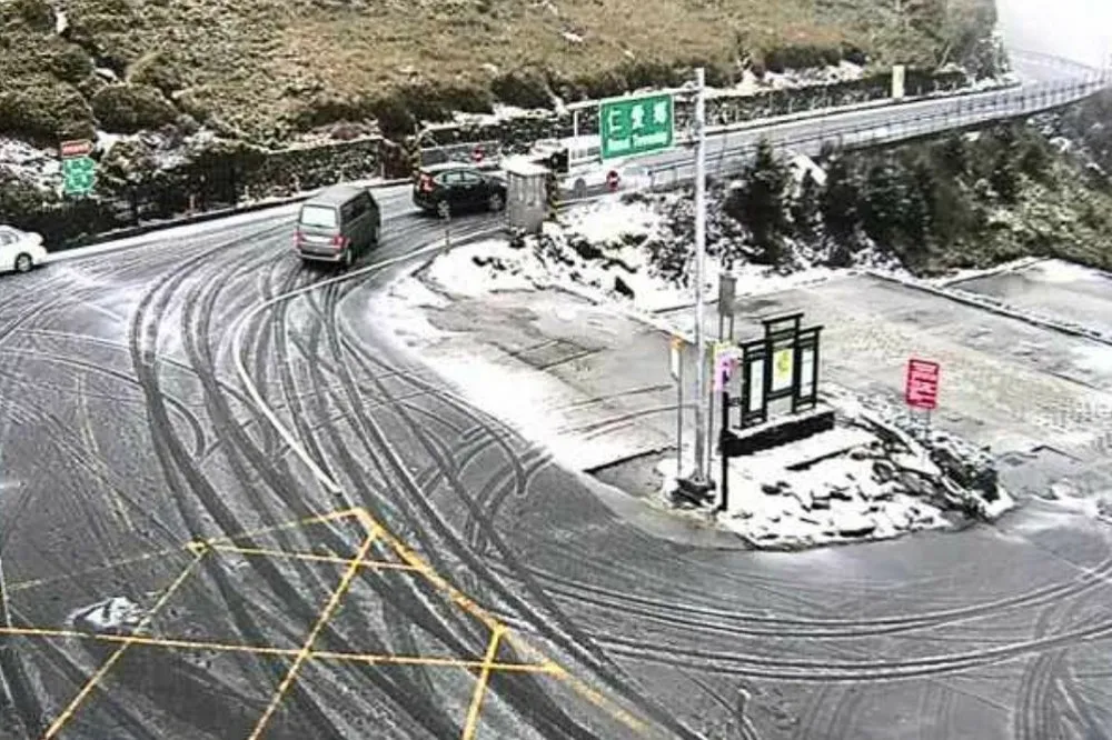 合歡山降雪15輛車受困　翠峰到大禹嶺晚間封路