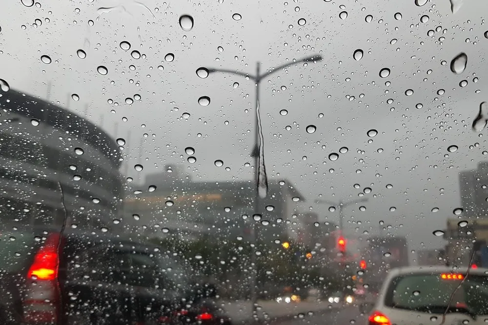 高雄再下暴雨　捷運車廂變雨瀑