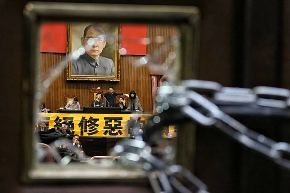 【直播】時代力量高喊撤回勞基法　反鎖、敲玻璃樣樣來