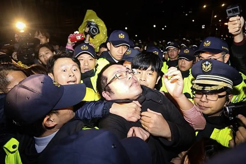 【勞基法續戰】時力5立委淋雨靜坐凱道　陳為廷帶物資加入行列