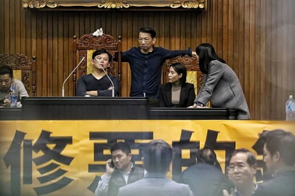 【學318模式】時力拿鐵鍊反鎖議場　國民黨場外接棒駐守