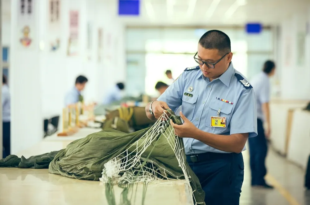 【有片】國軍匠人魂！揭密傘製所嚴密品管　低調守護傘兵弟兄「完美落地」