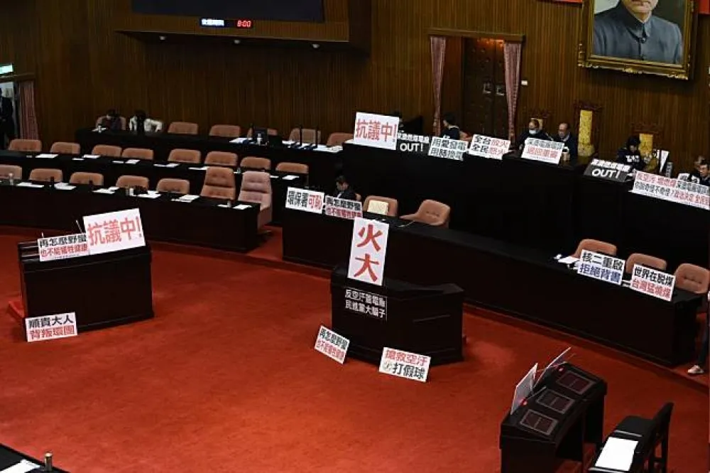 藍委占立院主席台「倒詹」　賴清德：深澳電廠是用乾淨的煤