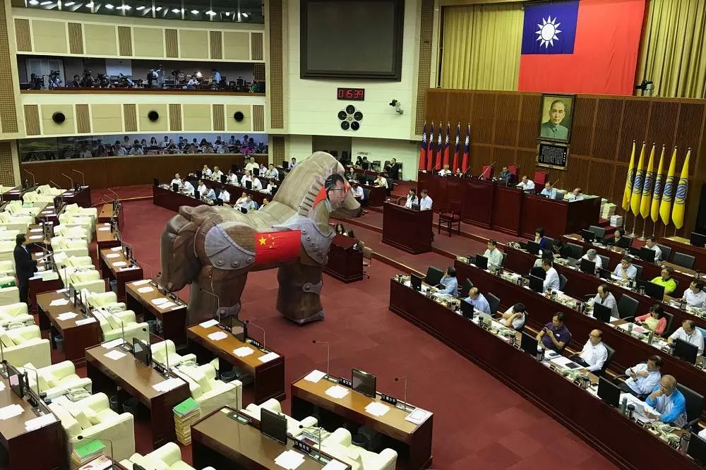 【巨嬰木馬又進議會】王世堅質詢搬出它　諷柯P：你什麼把柄被中共抓住？