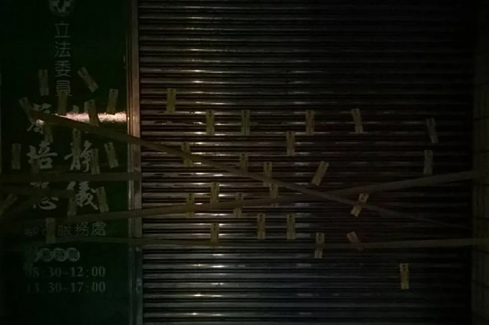 過勞符咒暗夜偷襲綠營　連台南黨部也遭殃
