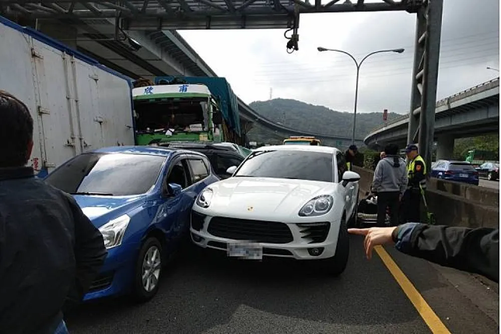 國道1號北上泰山路段　11台車追撞5傷