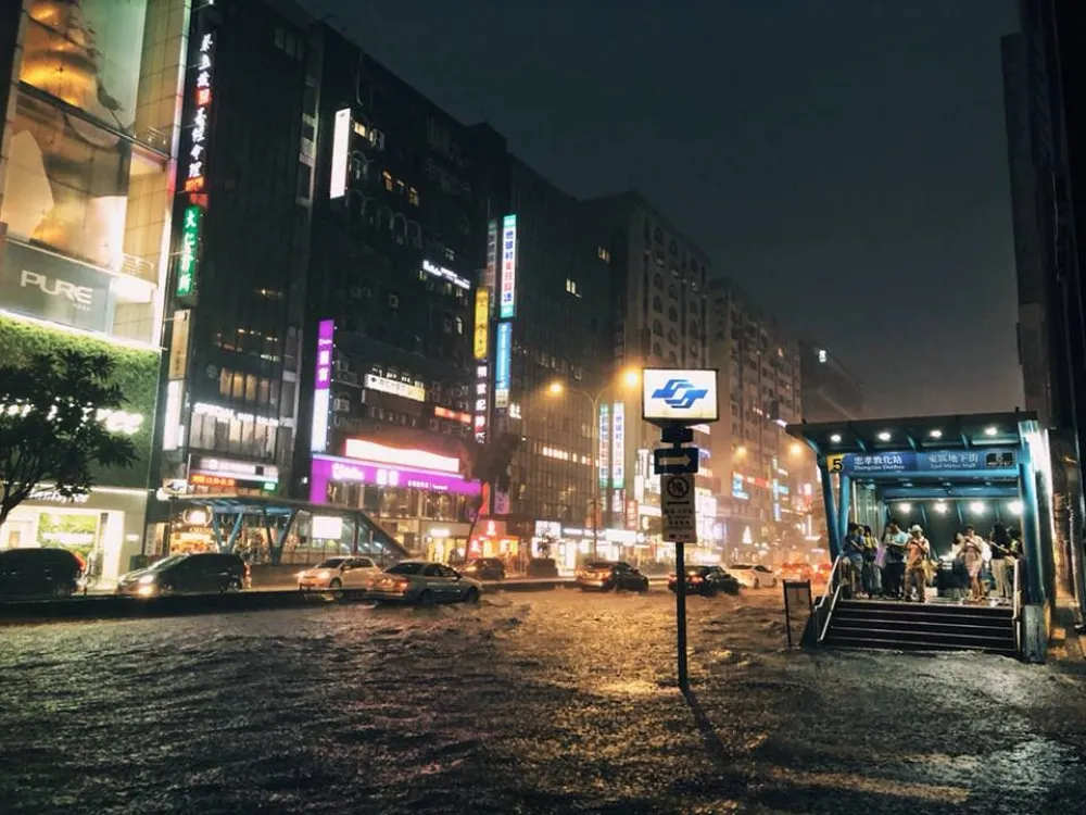 【北北基暴雨有片】基隆路變河　西門町出現4樓高噴泉