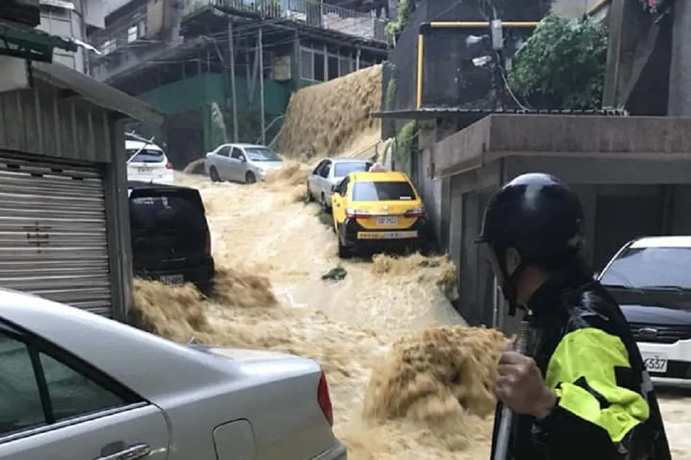 暴雨襲擊北台灣　基隆安樂區山坡驚見泥流瀑布　
