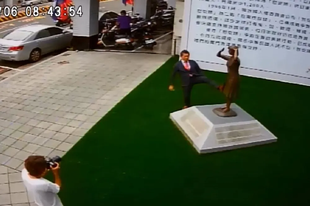 日人狠踹慰安婦銅像謝龍介率眾抗議　周錫瑋、王炳忠直呼「是可忍孰不可忍」