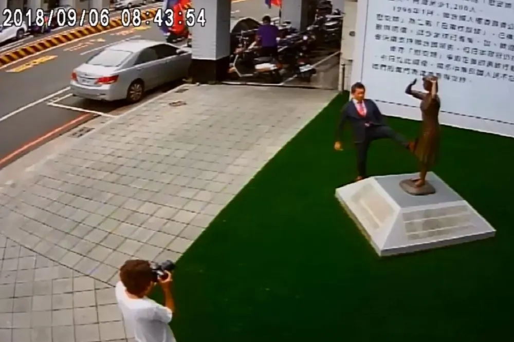 【踹慰安婦銅像】藤井實彥發聲明遭國民黨捏造圖像　辯稱是「腳麻痺做伸展」