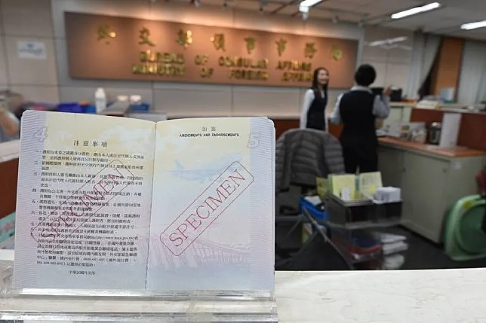 【已發285本】外交部認了護照誤用照片　全部回收重印　
