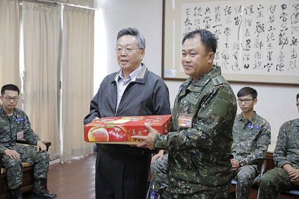不甩哨兵攔查風波　役政署長帶蘋果飲料到成功嶺致歉