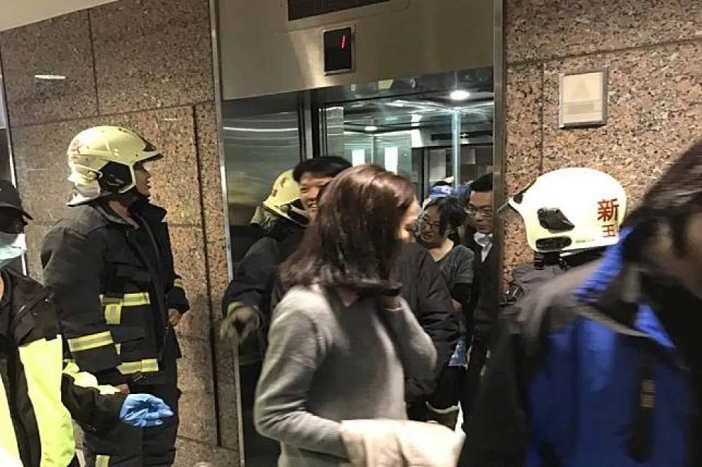 板橋車站傳電梯故障　18人受困半小時