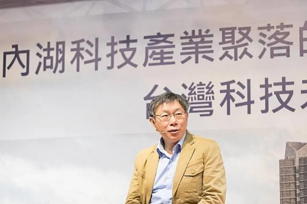柯P重申支持「築牆減警力」 誇張榮發基金會的牆「還可以看」