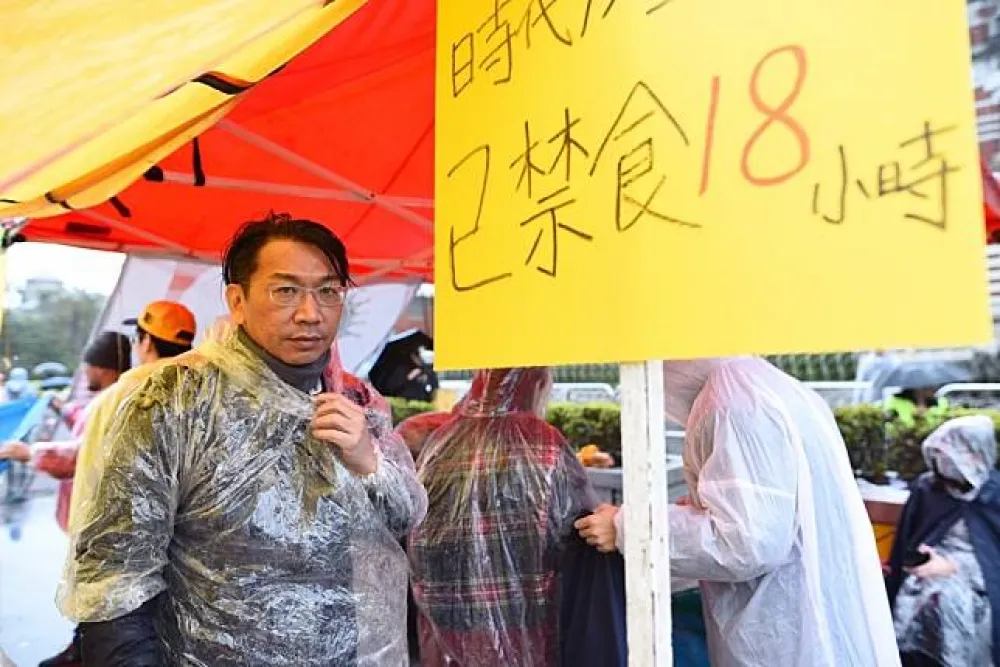 【府前靜坐直播】時代力量不滿：為何設禁制區不讓聲援民眾進來