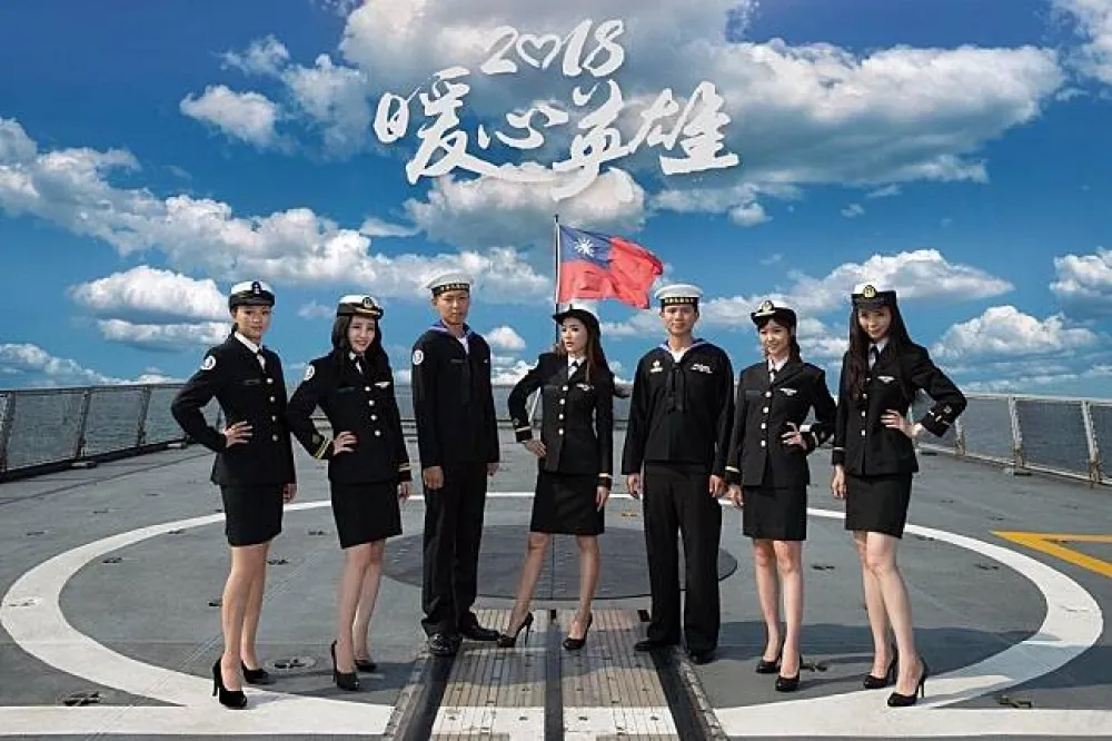 一張照片惹怒蘭將軍　大罵桌曆女兵：不倫不類