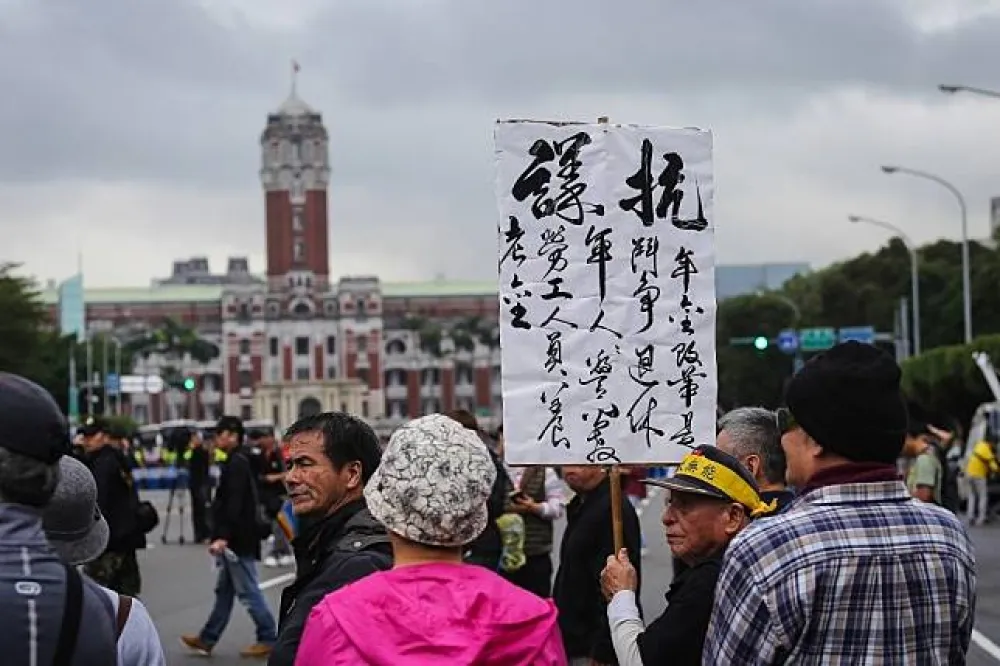【內幕】用納稅人錢降低縣市長選舉衝擊　軍公教明年調薪3%化解年改反彈