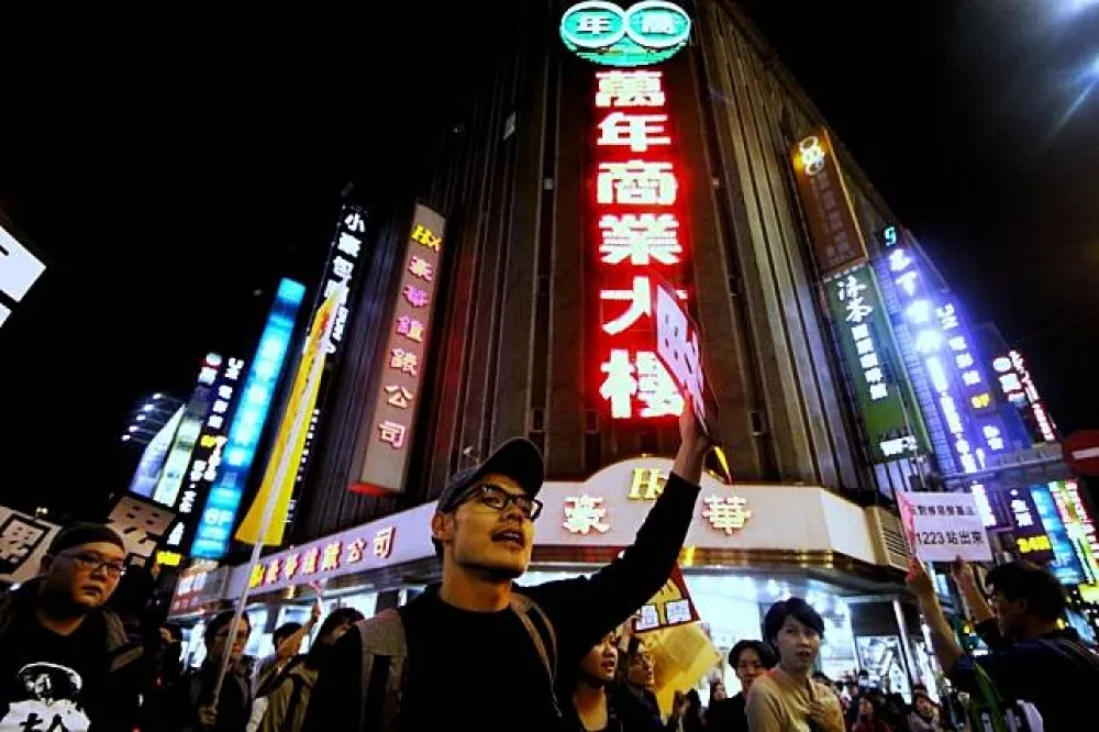 【勞團萬人遊行】勞團祭出城市游擊戰　300人陣癱瘓西門町交通