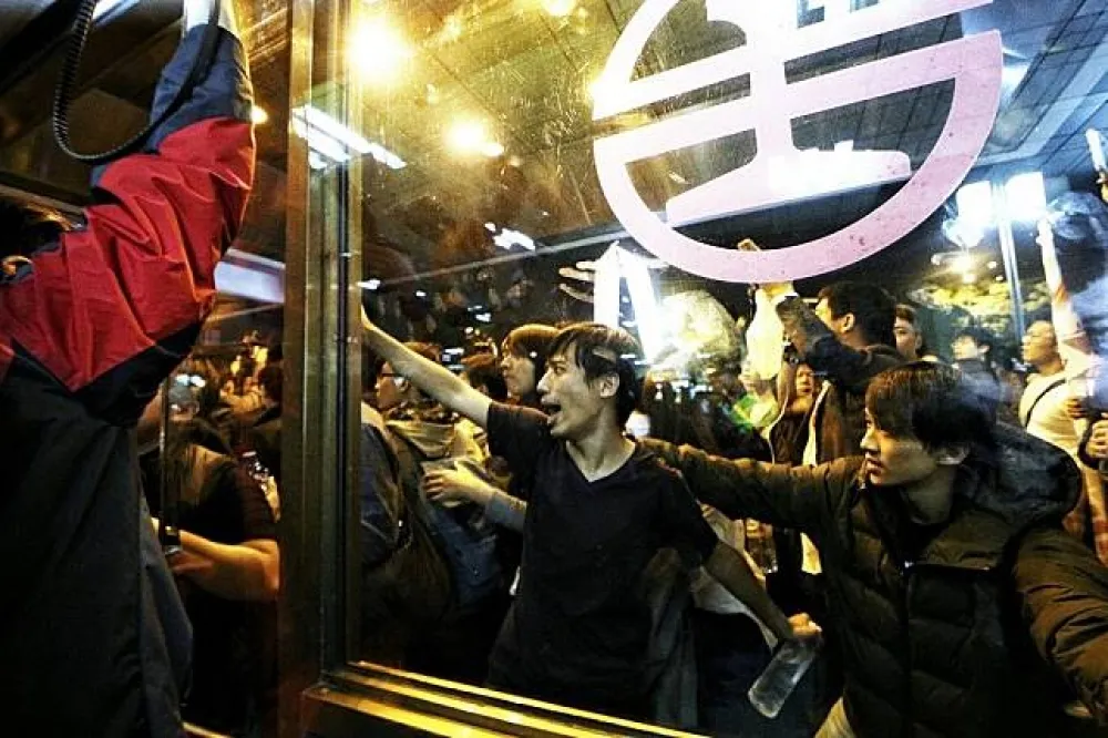 【勞團萬人遊行】200人衝進北車　與警方發生激烈衝突