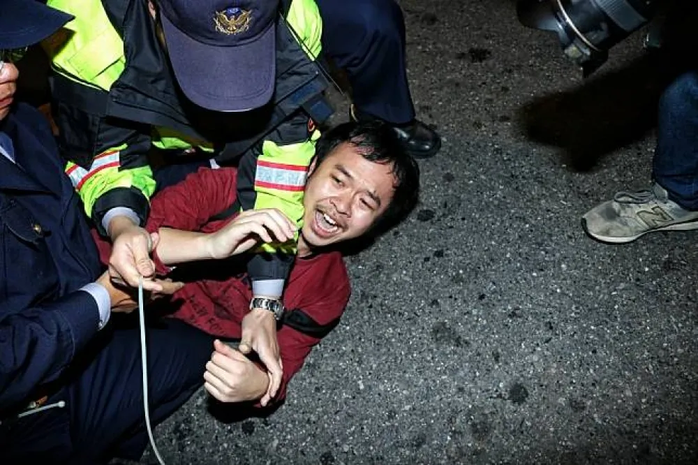 【勞團萬人遊行】霹靂小組壓制「游擊戰」　民眾遭束帶限制行動