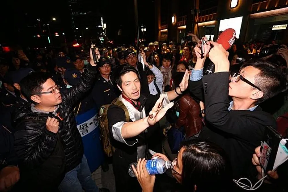 【勞團萬人遊行】警方入夜包圍民眾　3名律師遭強押走將提告