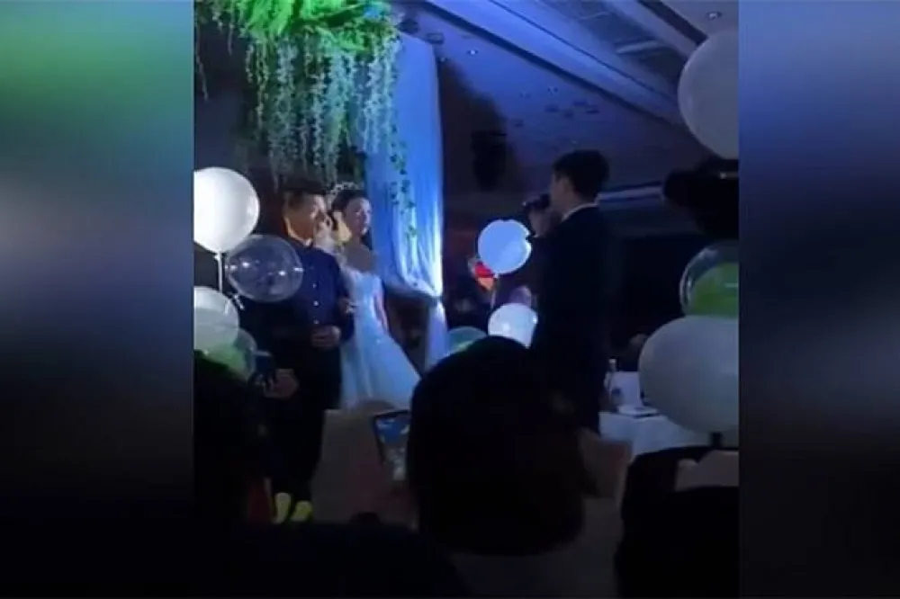 【內有影片】中國新郎婚禮上對新娘高唱《醜八怪》　準岳父就在旁邊