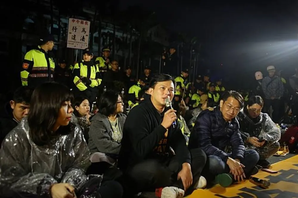 時力府前靜坐警憂「太陽花」再現　緊急動員上千警力隨侍在旁