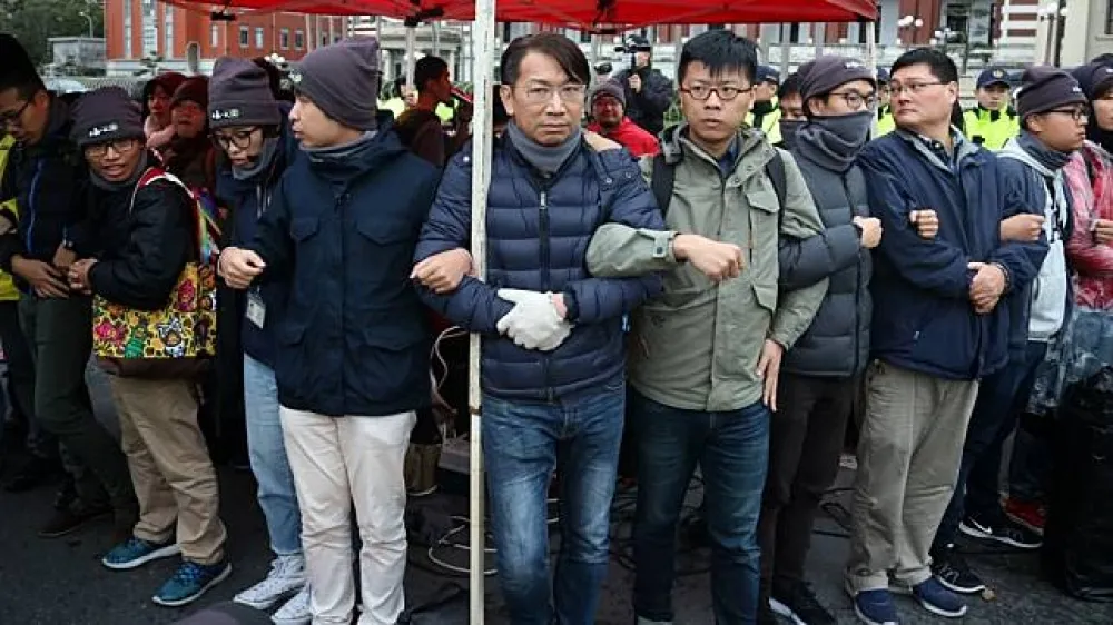 時力徹夜靜坐總統府前　警上午欲拆帳棚遭人牆抗拒