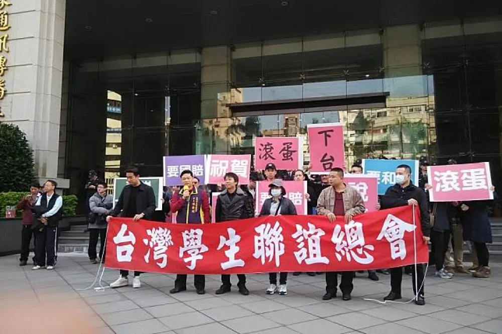 【直播】返鄉難又貴要求國賠　台生不滿到交通部抗議
