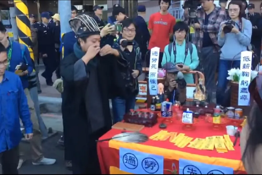 【勞團萬人遊行】擺上香案供奉「過勞先師」　贈「五雷轟鬼」符咒驅魔