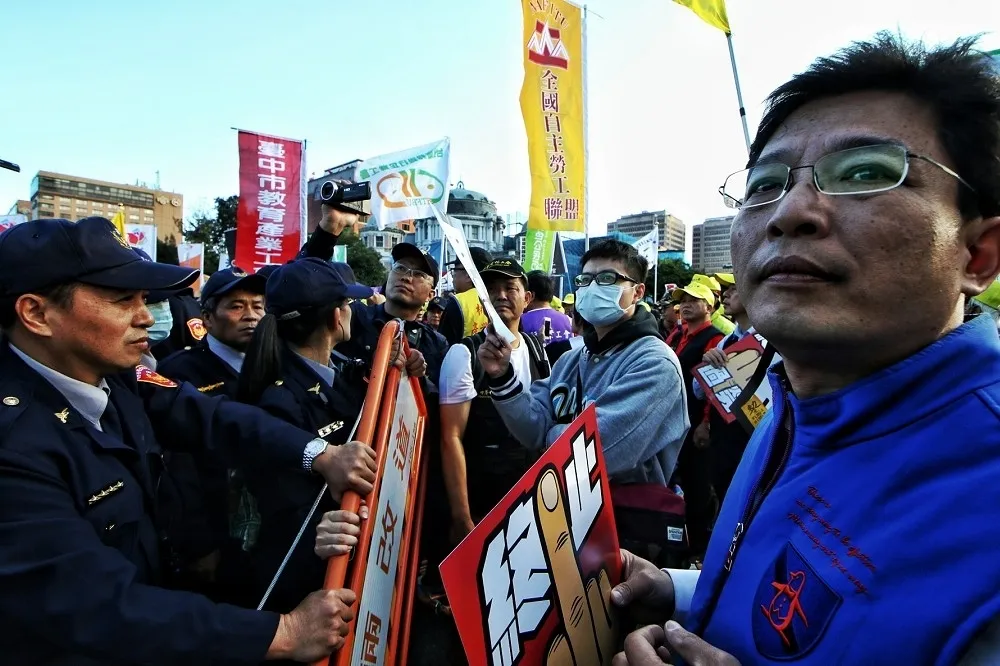 【勞團萬人遊行】衝撞政院傳有人受傷　你推我擠、拉扯、丟雞蛋樣樣都來 