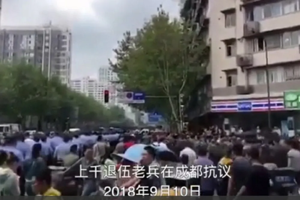 【中國老兵維權】上千人在成都街頭抗議　中南海靜坐要求提高薪資
